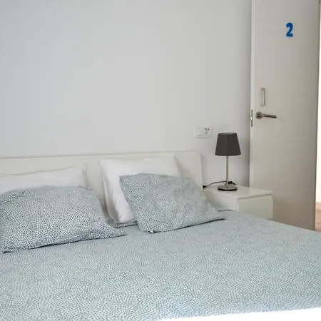 Pensión With Private Bathroom - Out Of Blue *